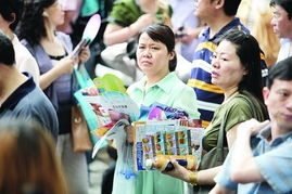 央视冠军歌手回老家摆摊照顾父亲，诠释孝道之美